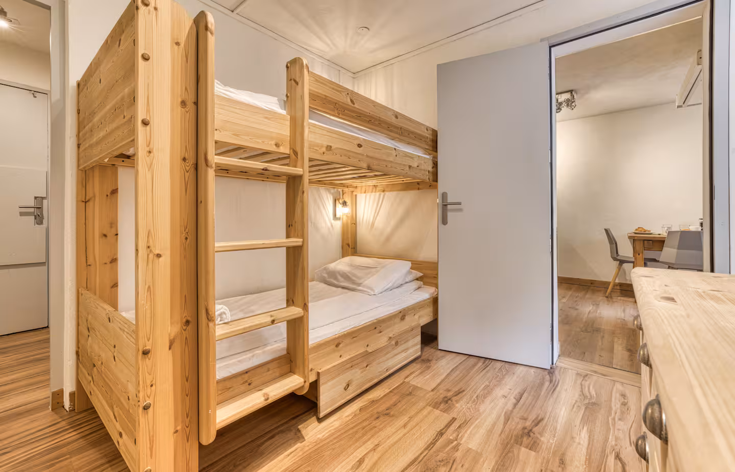 Salon lumineux avec balcon vue Brévent - Location vacances Chamonix